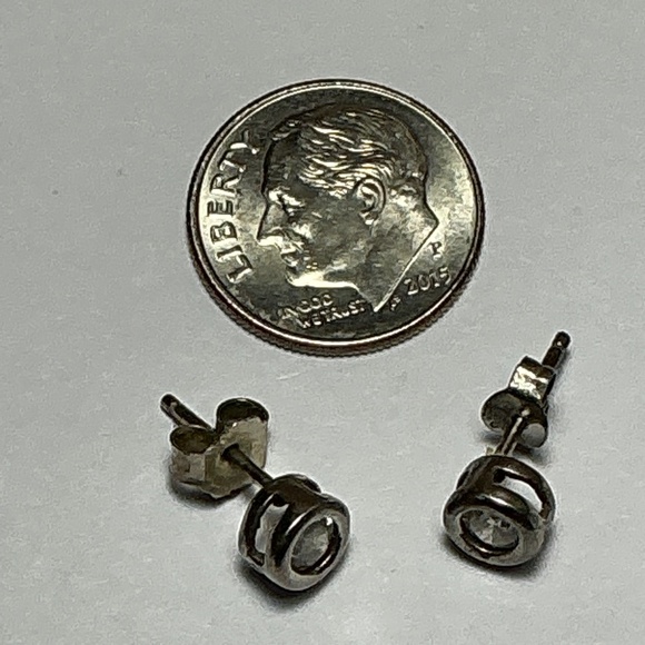 Sterling Silver Round Stud Earrings with a clear stone - Picture 4 of 4